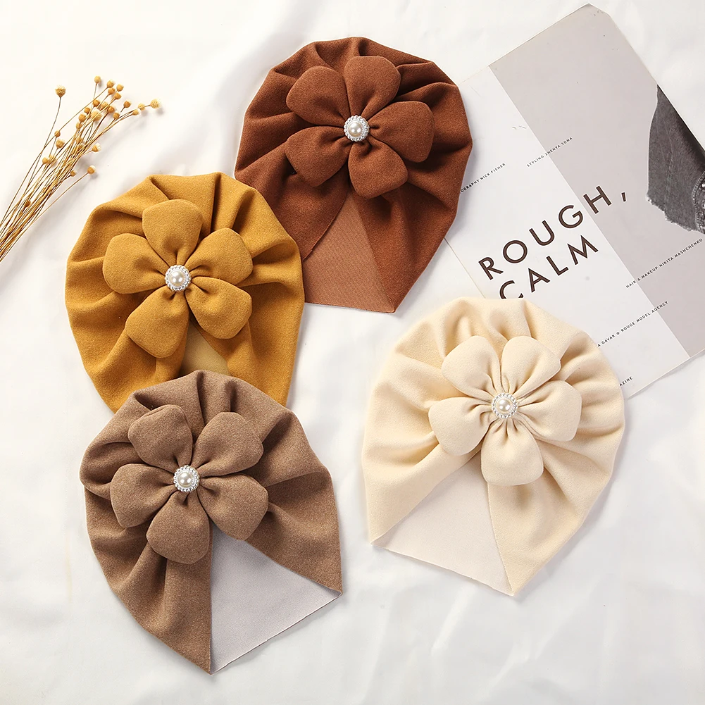 Gorro bebé Cachemira con perlas y flores para recién nacido - imagen 2