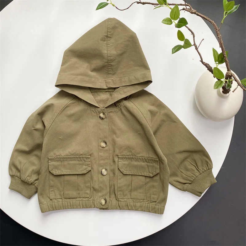 Niña usando la gabardina en actividades al aire libre