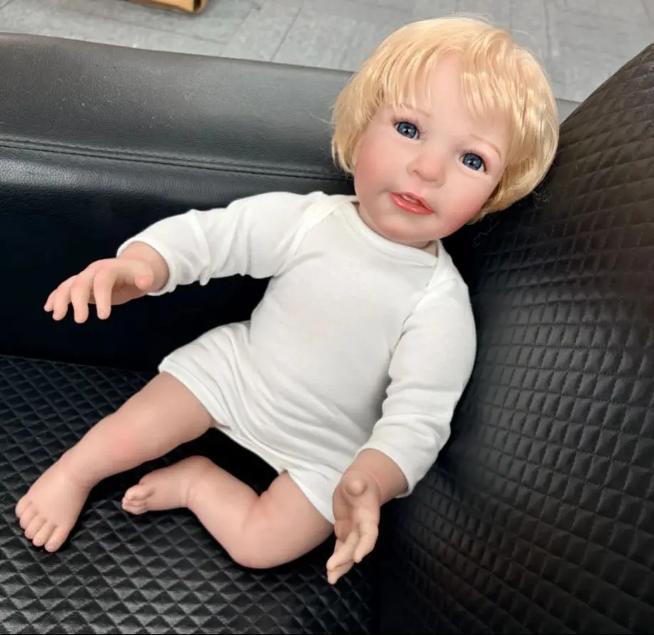 Muñeca Reborn bebé con piel pintada y venas azules visibles - imagen 3