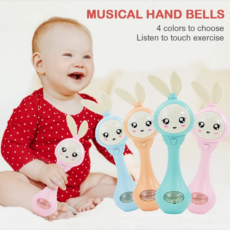 Sonajero mordedor musical GGbell en mano de bebé