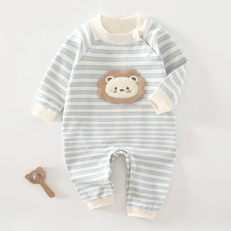 Detalle del estampado de oso en el mameluco