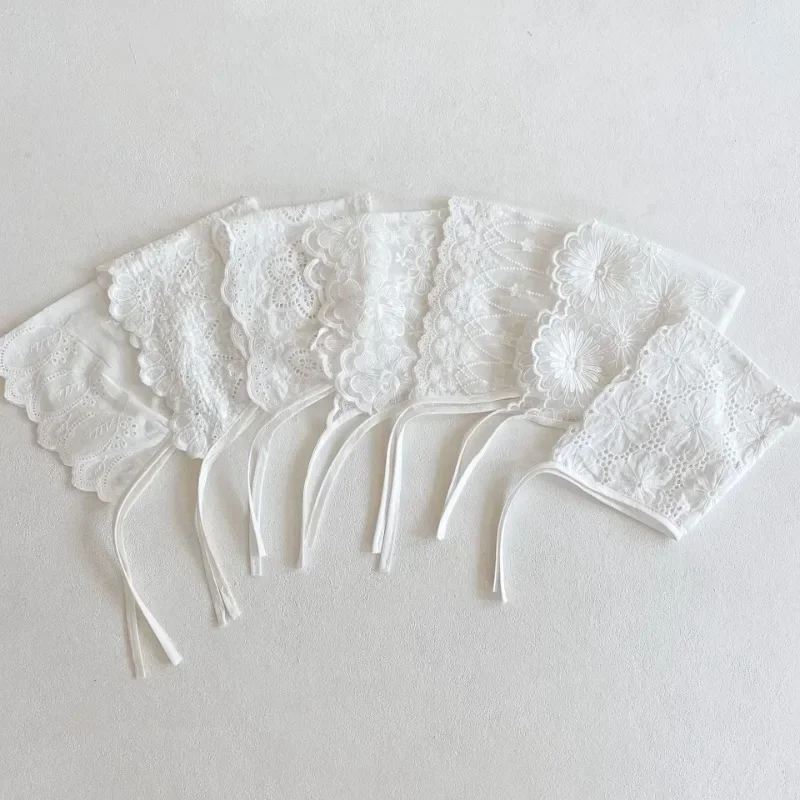 Gorro de encaje floral para recién nacido – Blanco algodón suave - imagen 3