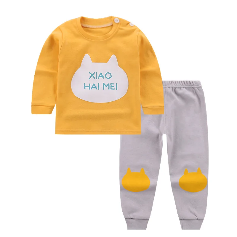 Conjunto infantil en colores vivos y diseño animado