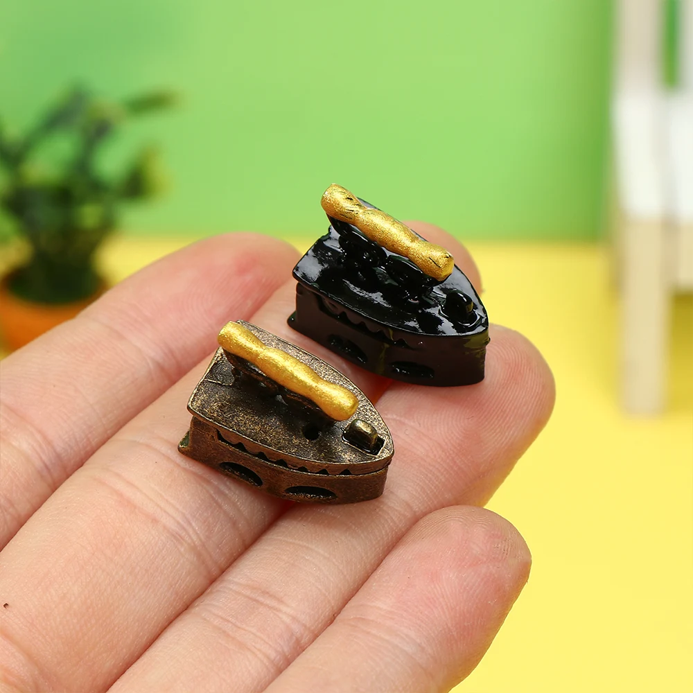 Tabla de planchar en miniatura para casa de muñecas - imagen 3