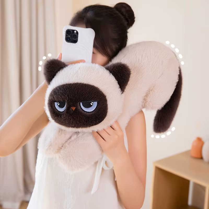 Cojín tumbado de gato siamés para decorar
