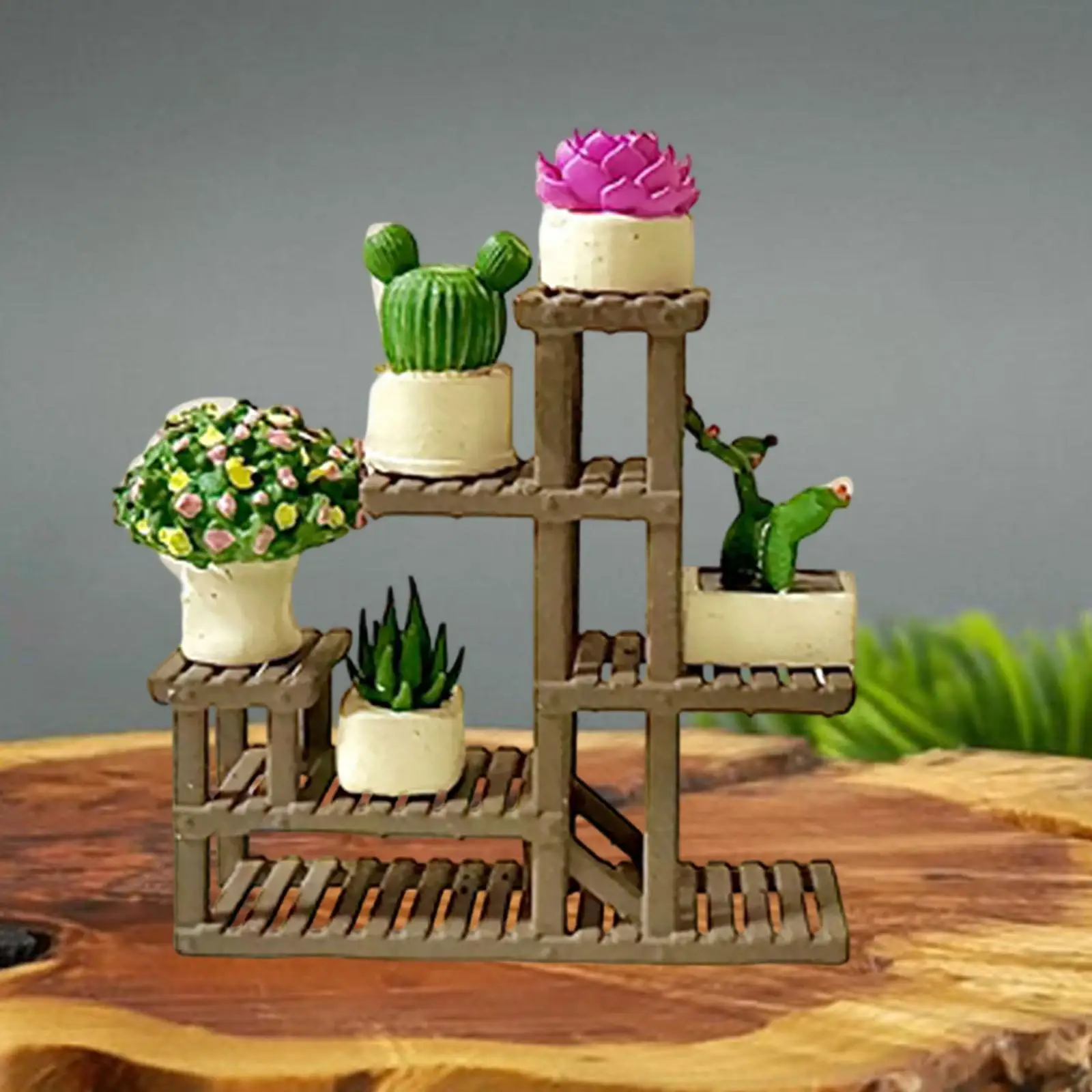 Jardinera y arreglo floral en miniatura sobre superficie de madera