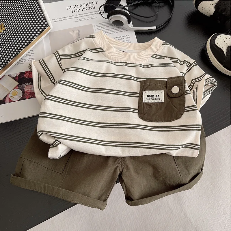 Conjunto camiseta a rayas y pantalones cortos