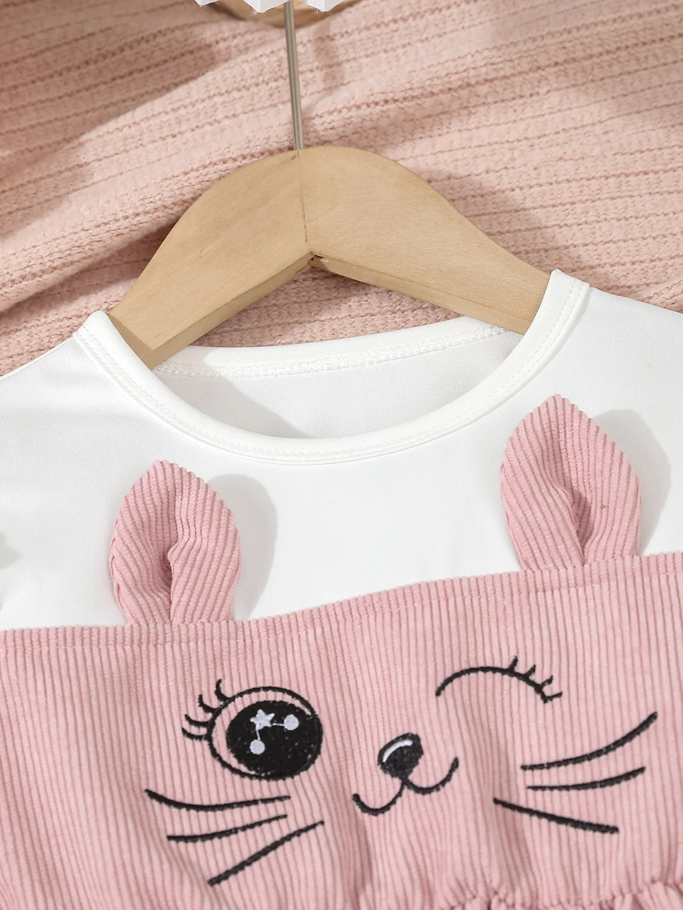 Vestido de pana para niña con mangas volantes y bordados gatunos - imagen 3