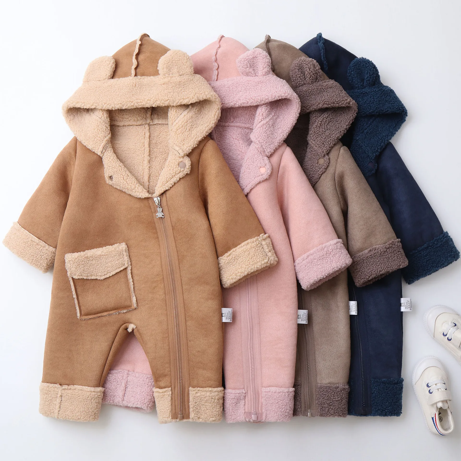 Bebé con mono de forro polar en tono rosa