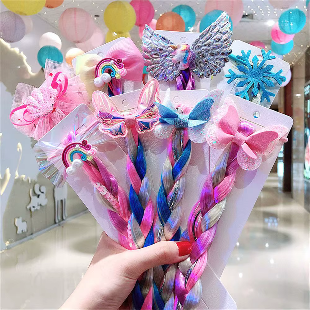 Lazo arcoíris colocado sobre una trenza infantil mostrando colores vivos