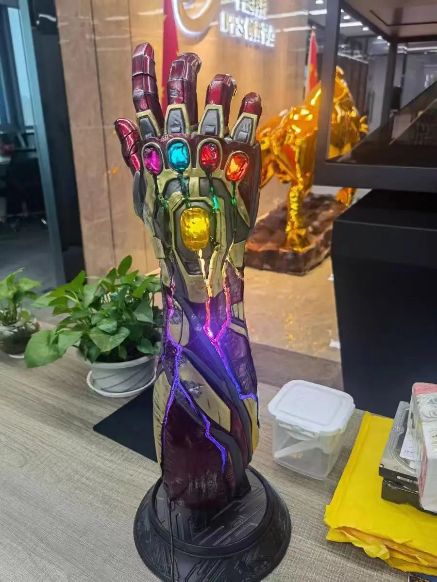 Figura coleccionable de Thanos con Guantelete del Infinito