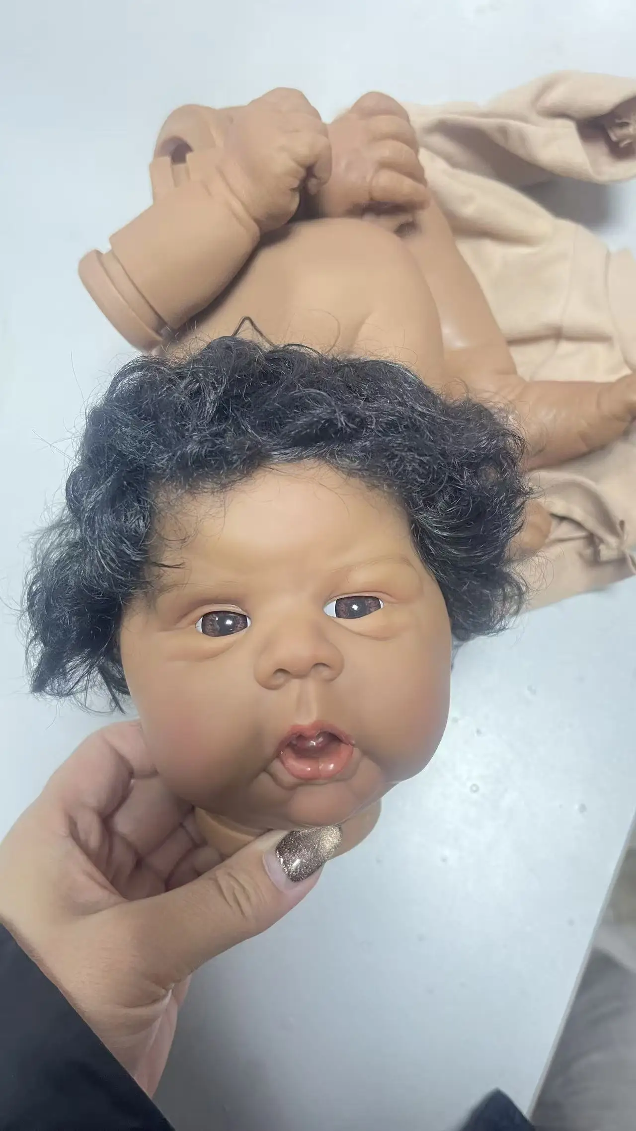 NPK Muñeca reborn de piel oscura, ojos y cuerpo de tela artesanal - imagen 5
