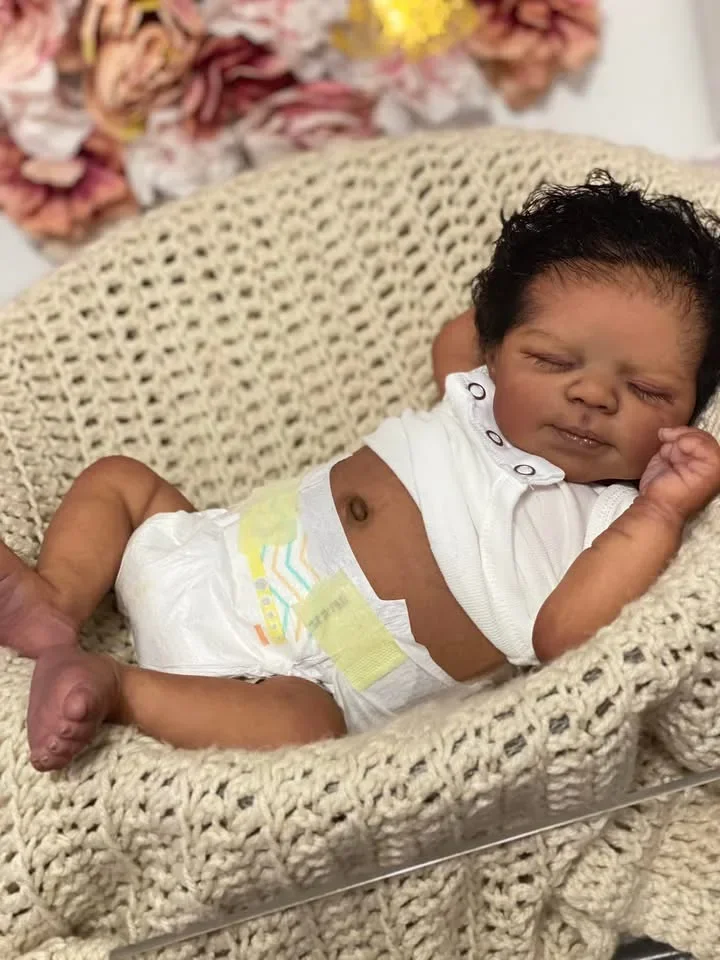 Muñeca Reborn Pascale realista de piel oscura pintada a mano - imagen 2