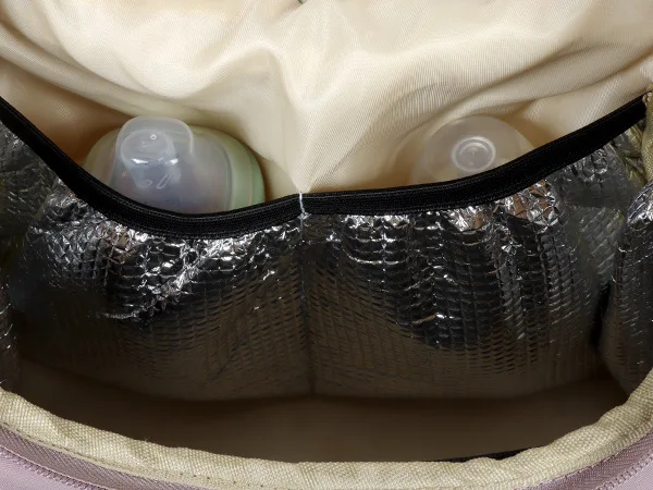 Mochila colgada en cochecito de bebé