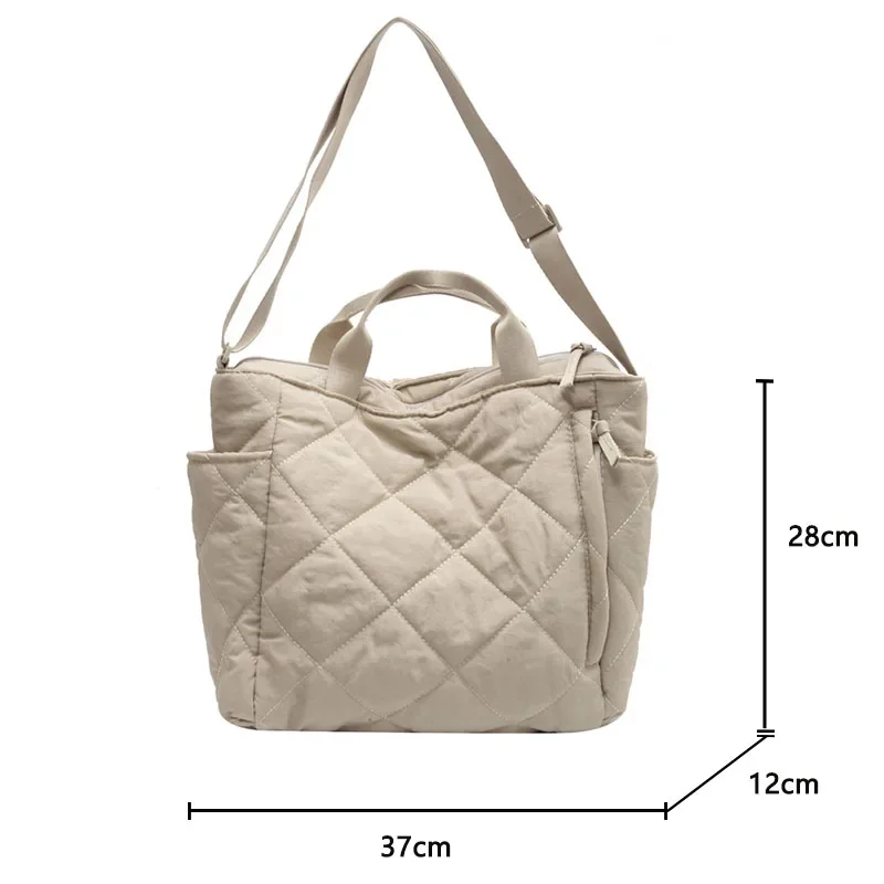 Bolso de maternidad abierto mostrando el interior espacioso con compartimentos