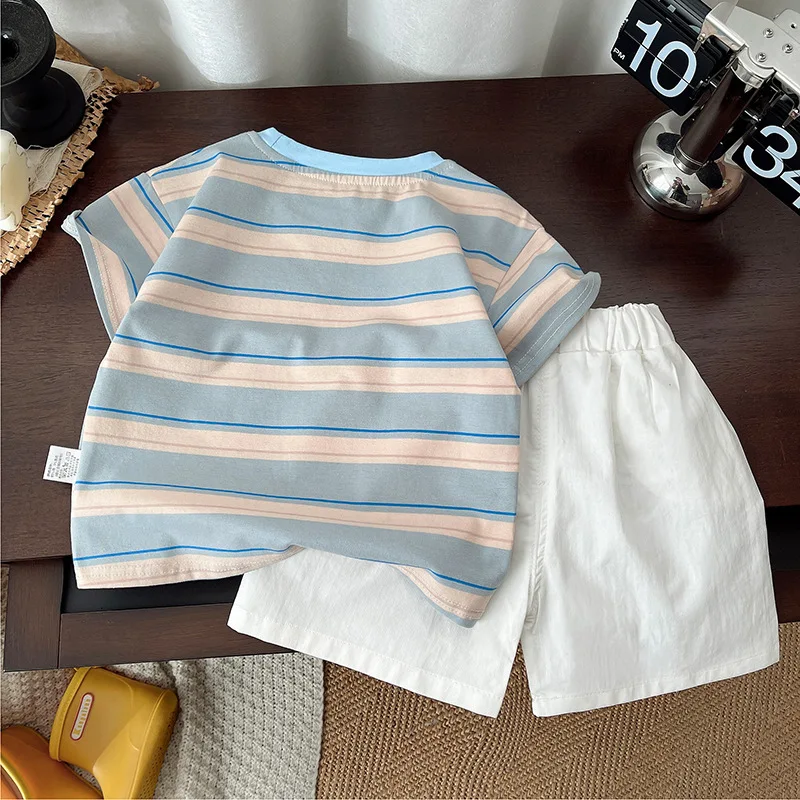 Conjunto de verano niño: camiseta manga corta a rayas y pantalón corto - imagen 2
