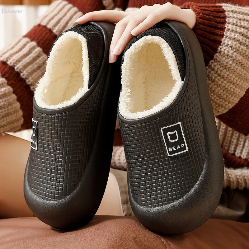 Vista frontal de las zapatillas de algodón impermeables con diseño de oso