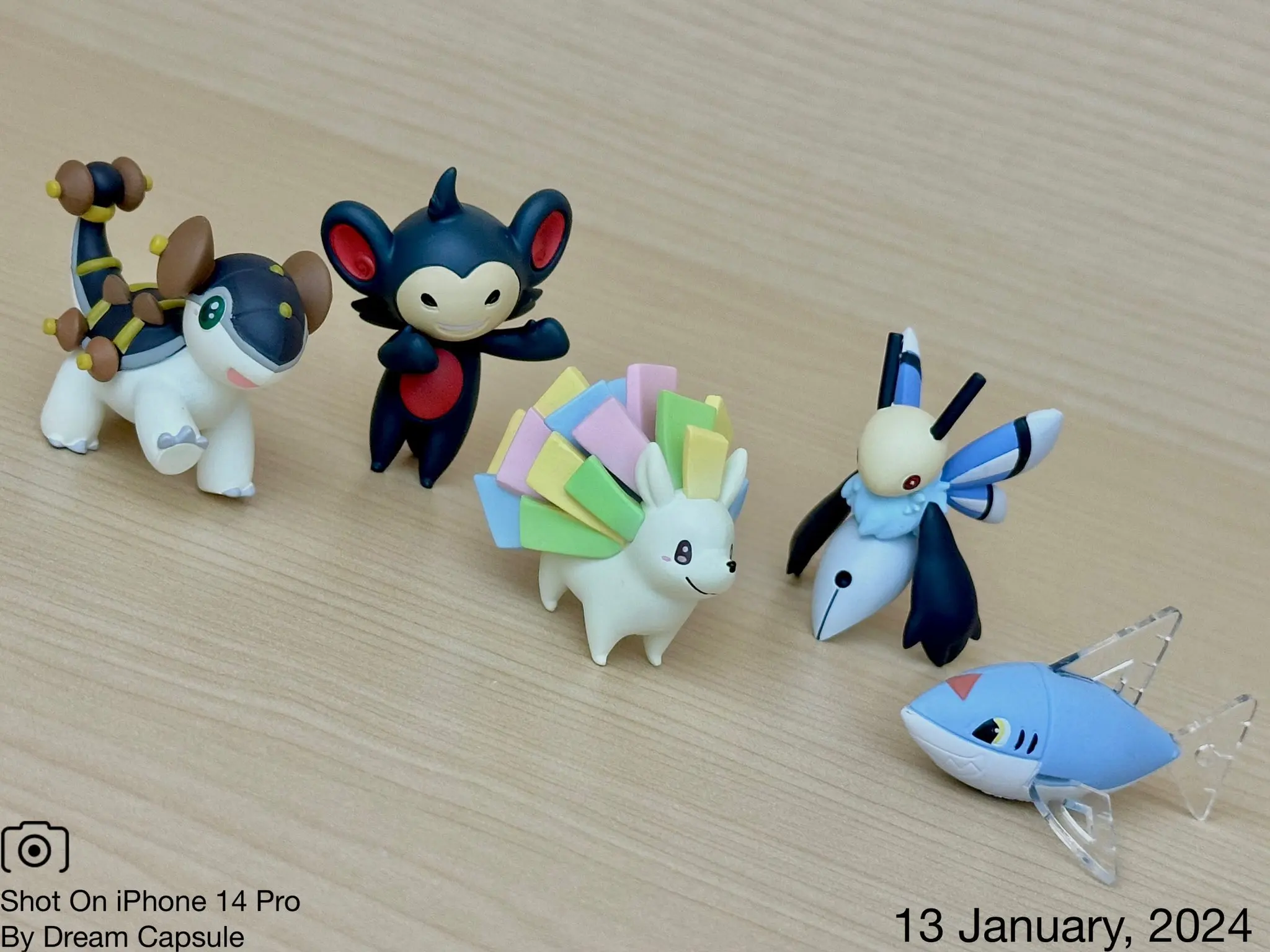 Qualia figura de colección de monstruos con erizo y abeja - imagen 3