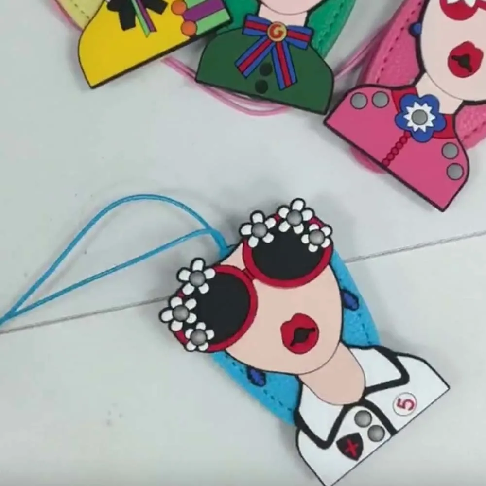 Gafas colgadas con la correa