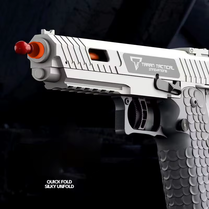 Niños jugando con la pistola en exteriores