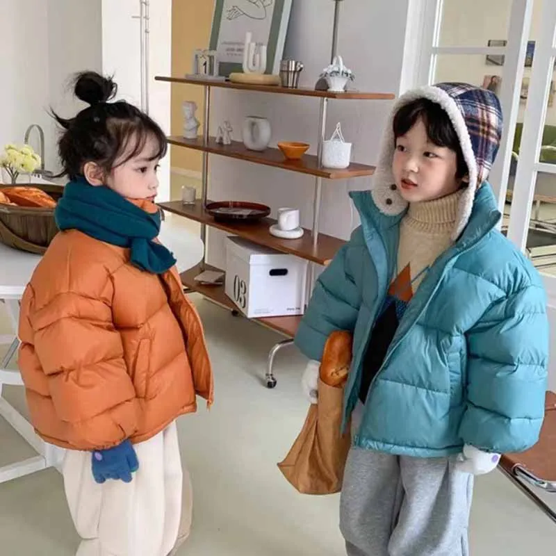 Abrigo infantil con cuello levantado