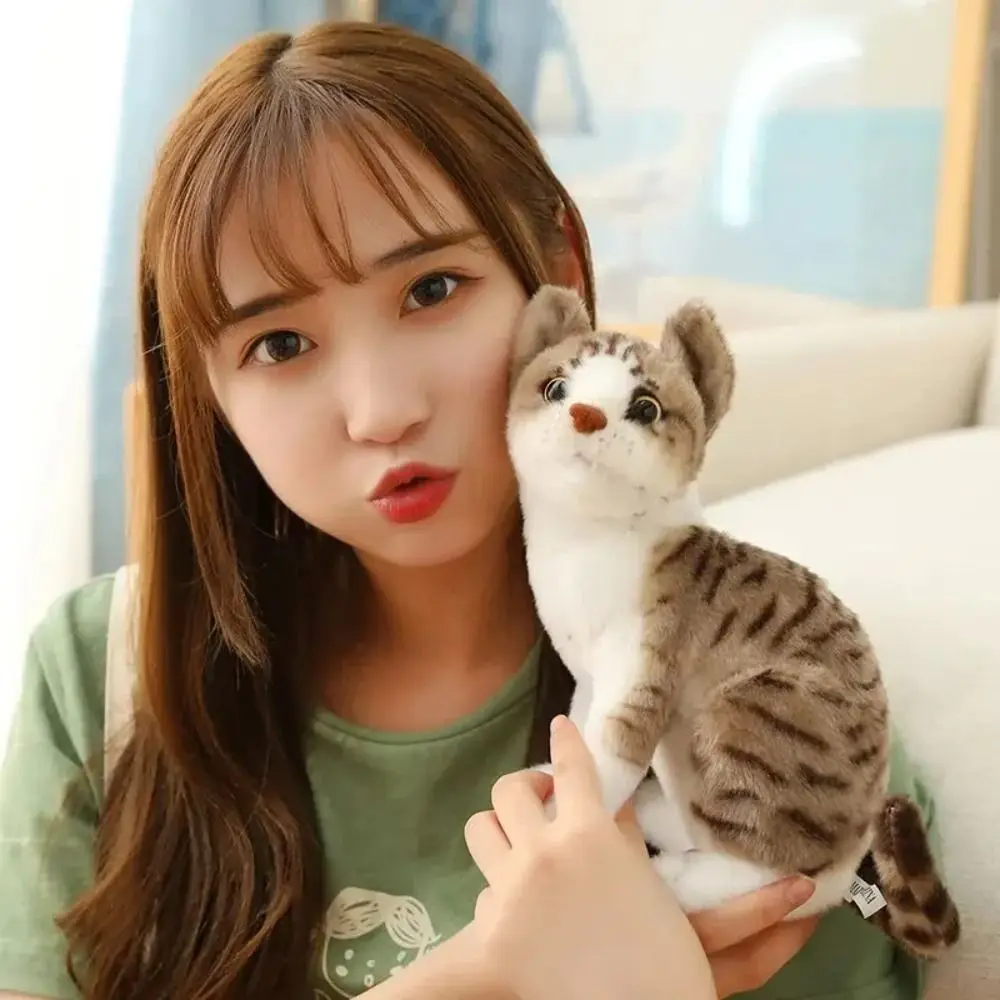 Peluche de gato tabby de peluche suave, estilo de pie