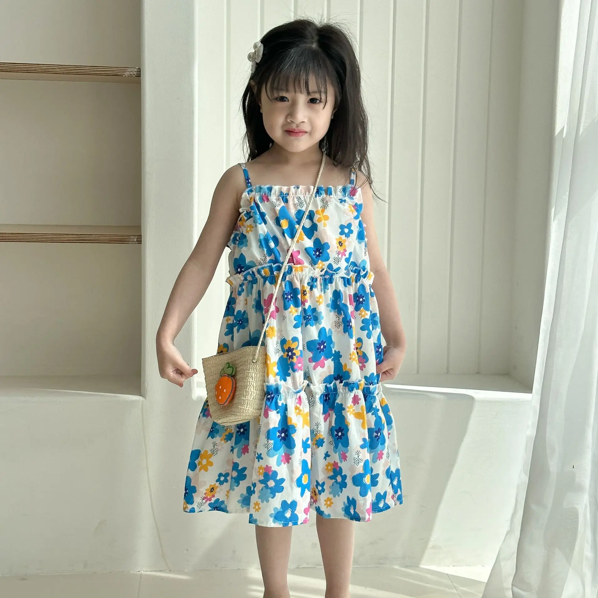 Vestido veraniego de algodón para niña con flores y bandolera - imagen 2