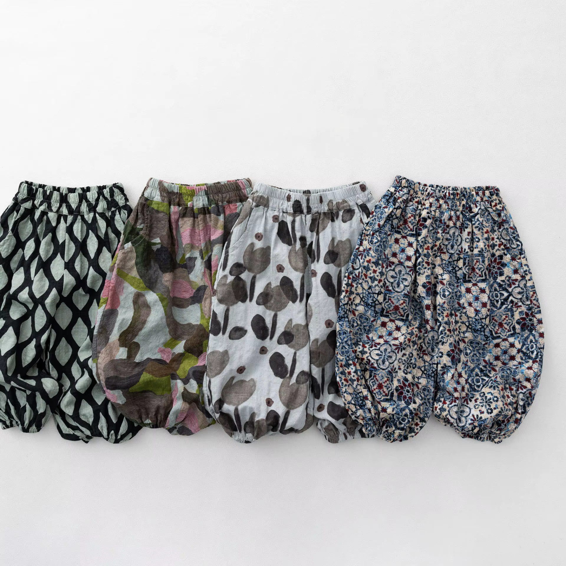 Detalle del estampado floral en pantalones para niños