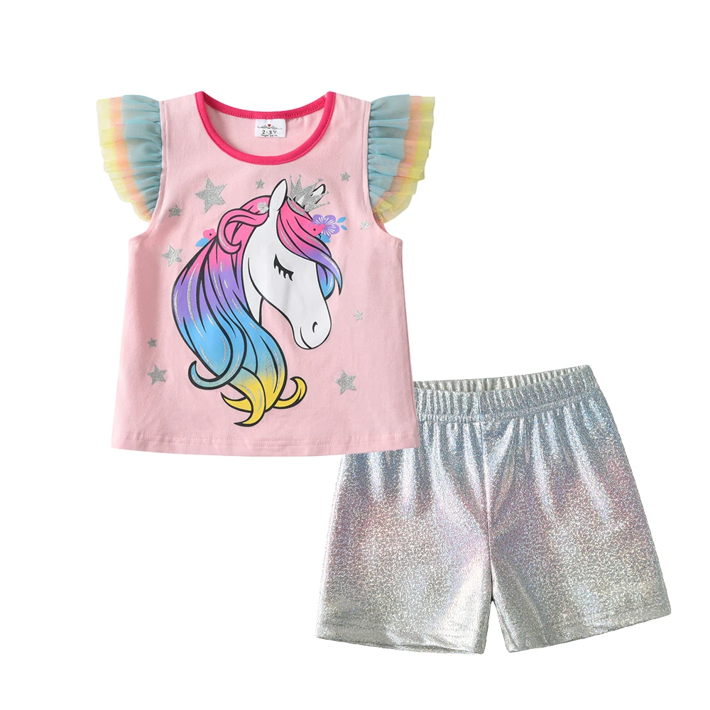 Detalle de camiseta de unicornio en conjunto infantil