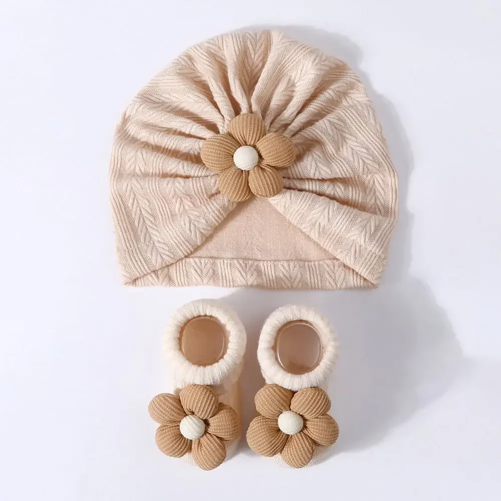 Conjunto gorro turbante floral y calcetines suaves para bebé