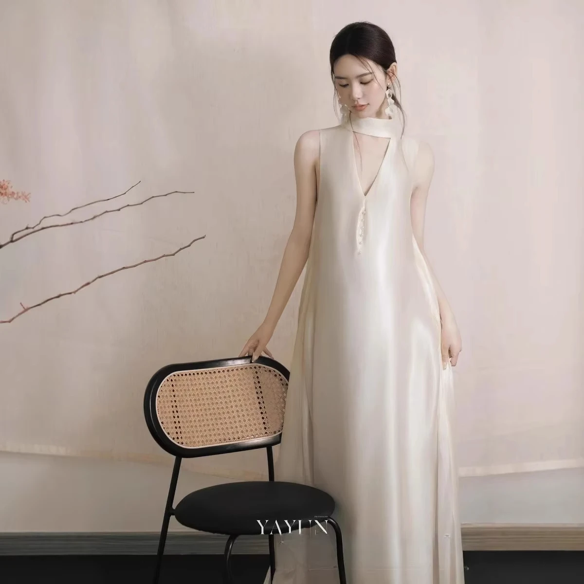 Vestido de maternidad blanco de escote en pico para sesión fotográfica - imagen 5