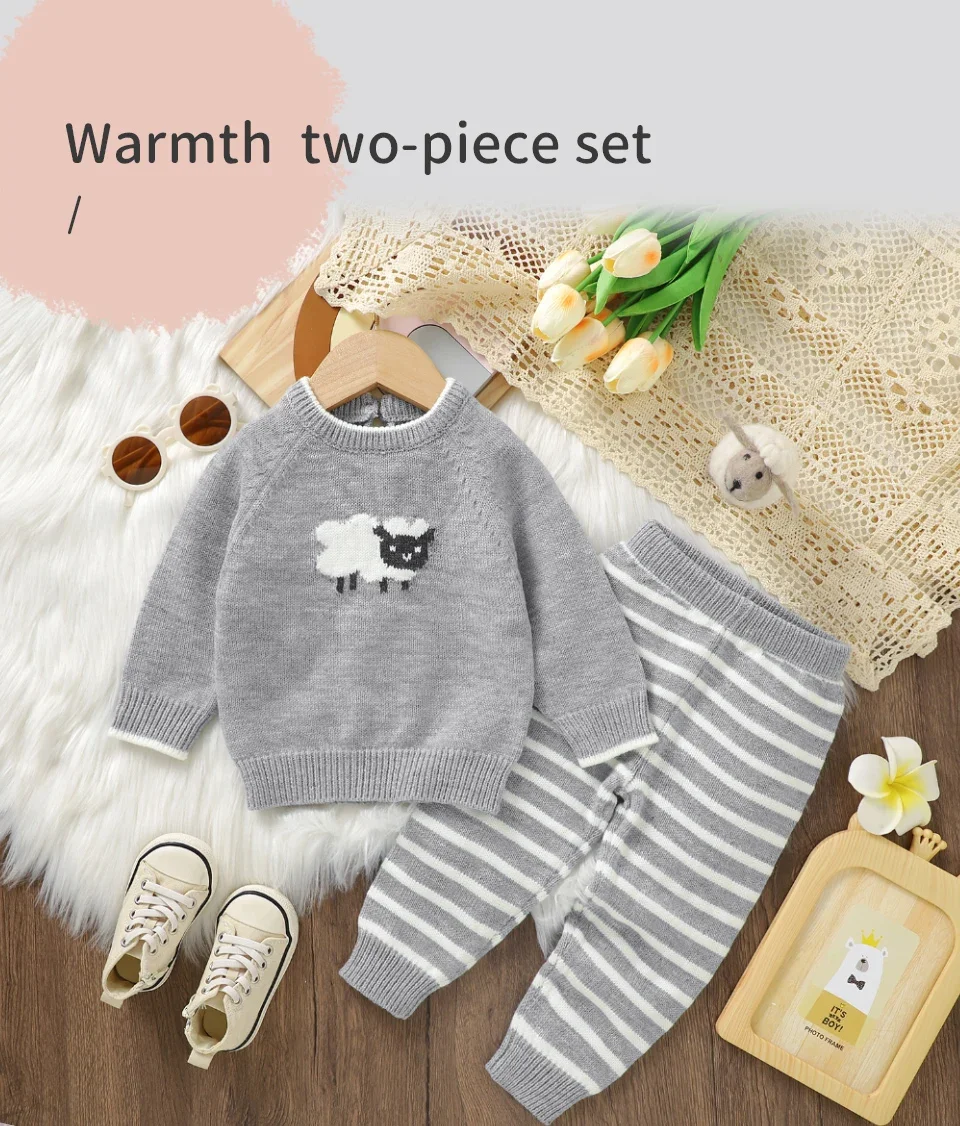 Conjunto bebé recién nacido con top tejido y pantalones