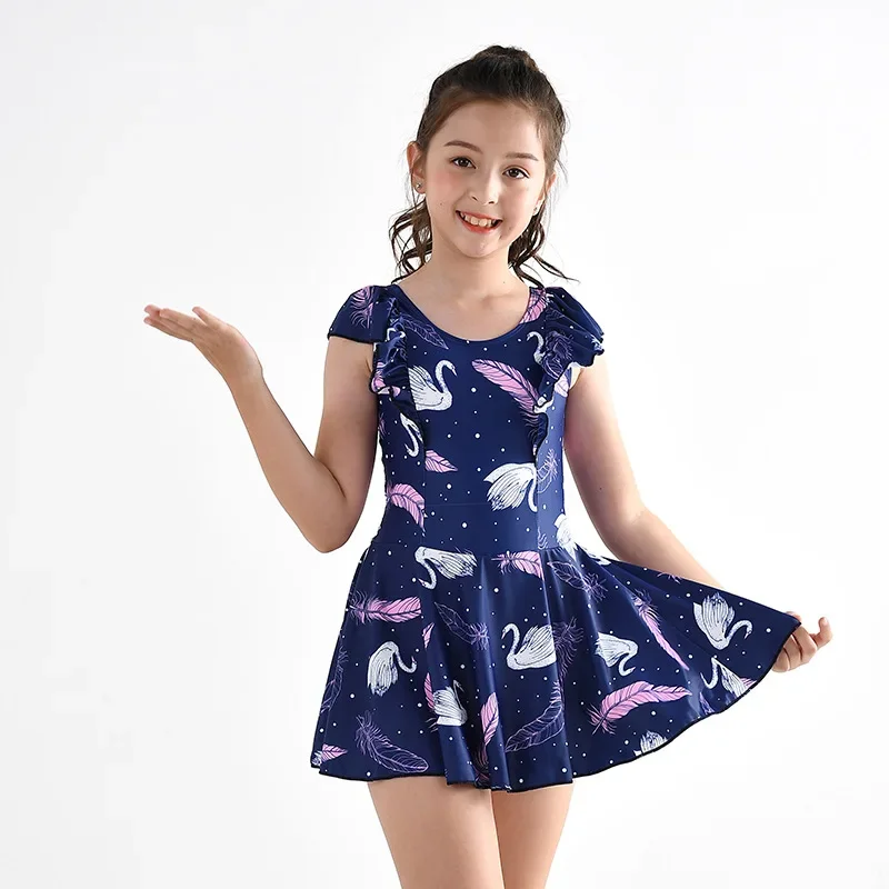Bañador niña una pieza con falda estampado plumas de cisne princesa - imagen 2