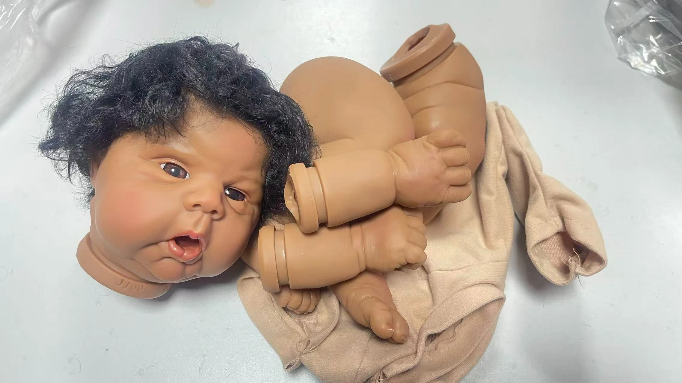 NPK Muñeca reborn de piel oscura, ojos y cuerpo de tela artesanal - imagen 3