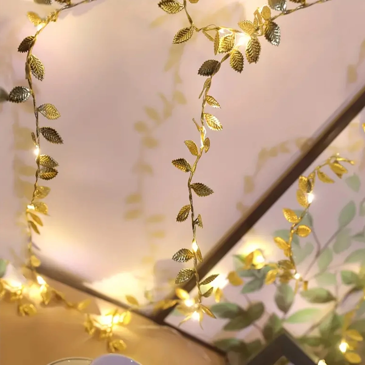 Guirnalda iluminada en un salón con estilo rústico