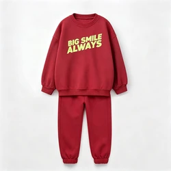 Conjunto de sudadera con capucha y pantalón holgado para niño