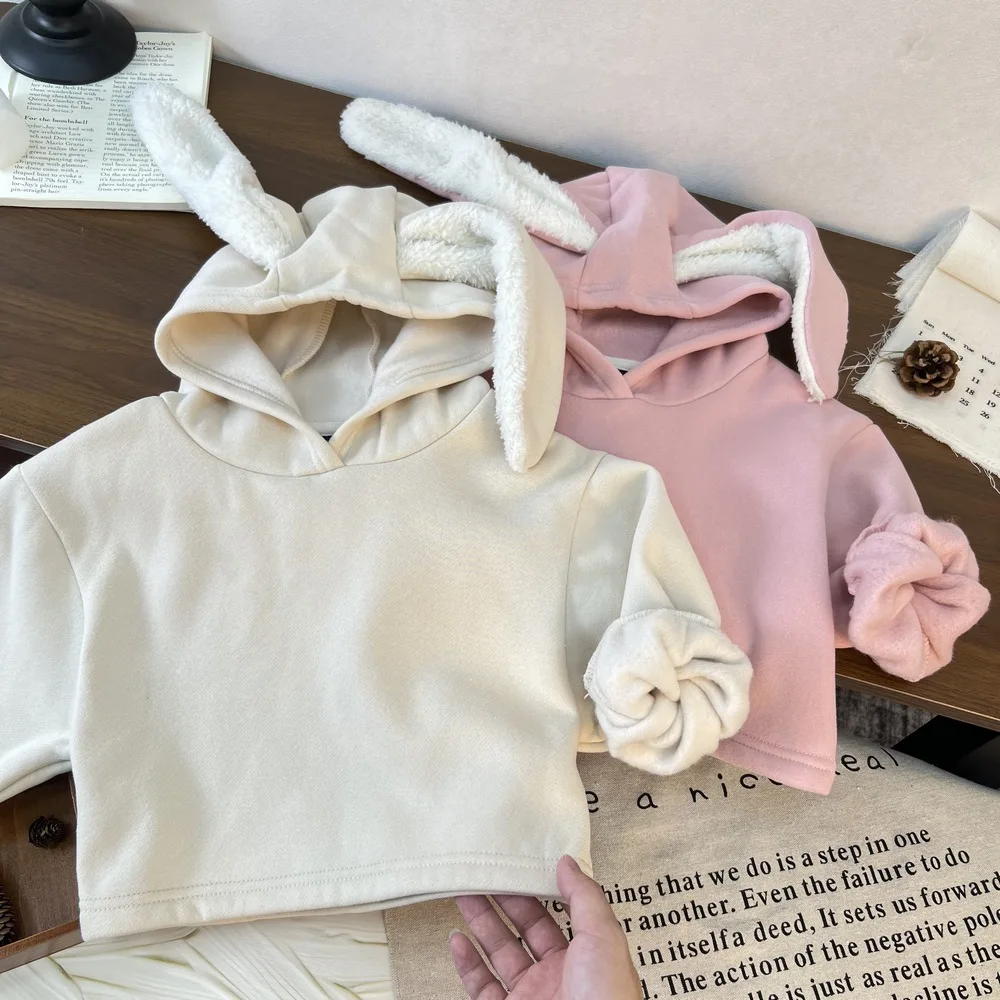 Niña sonriente con sudadera de lana con capucha