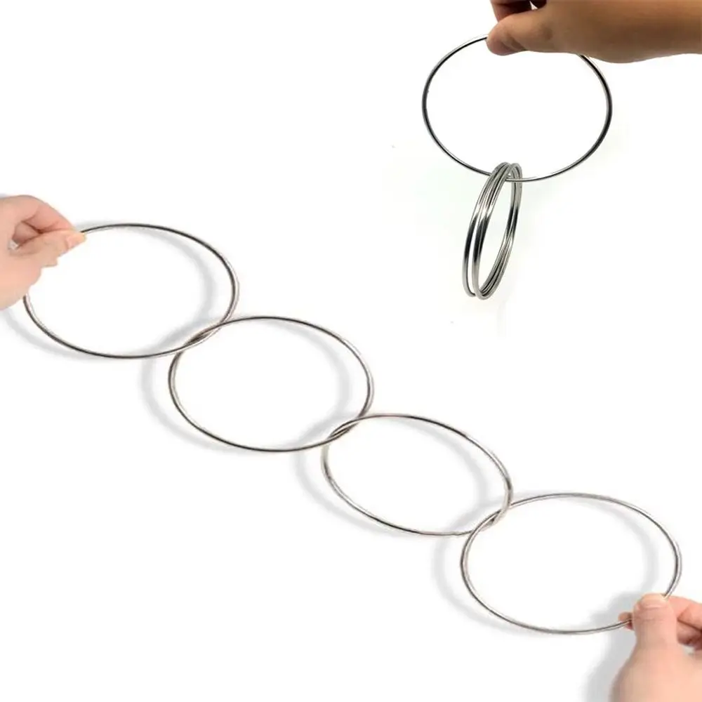 Detalle de dos aros de hierro conectados