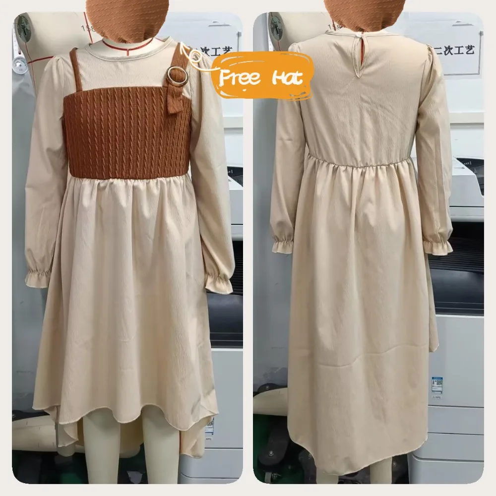 Niña mostrando el vestido de manga larga y sombrero
