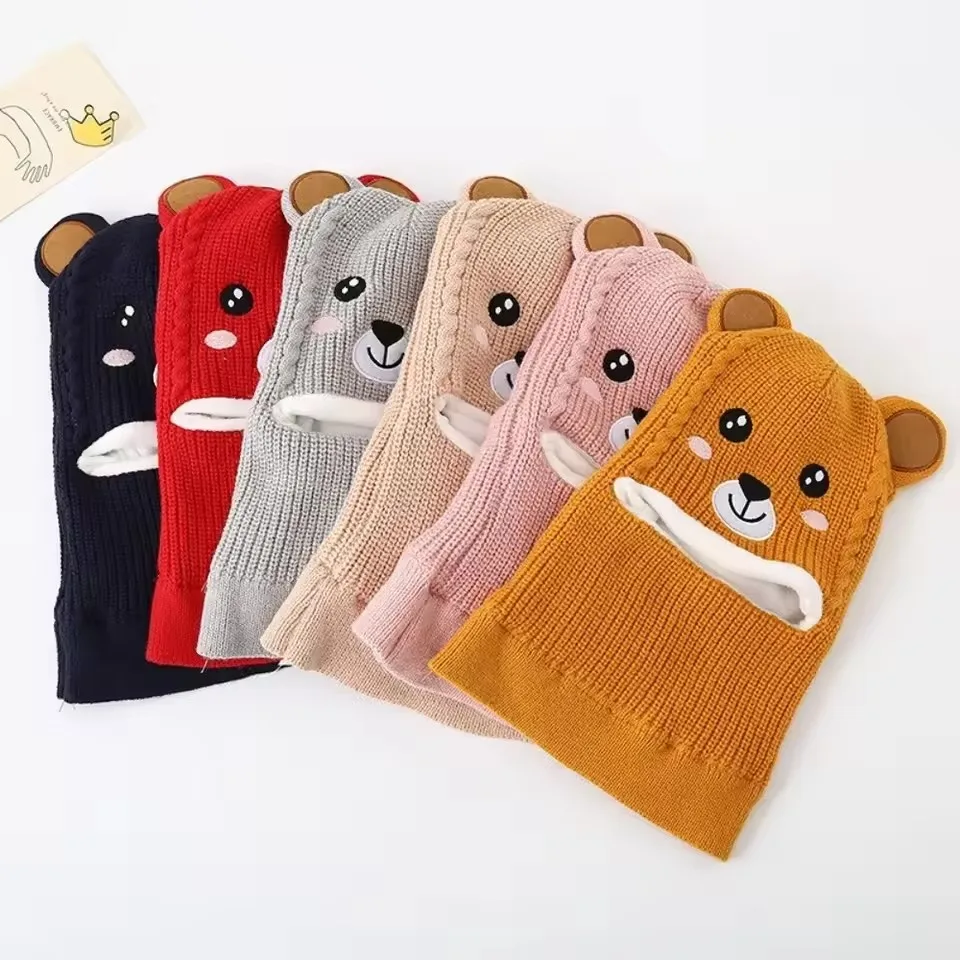 Vista frontal del gorro de punto con orejeras para niños