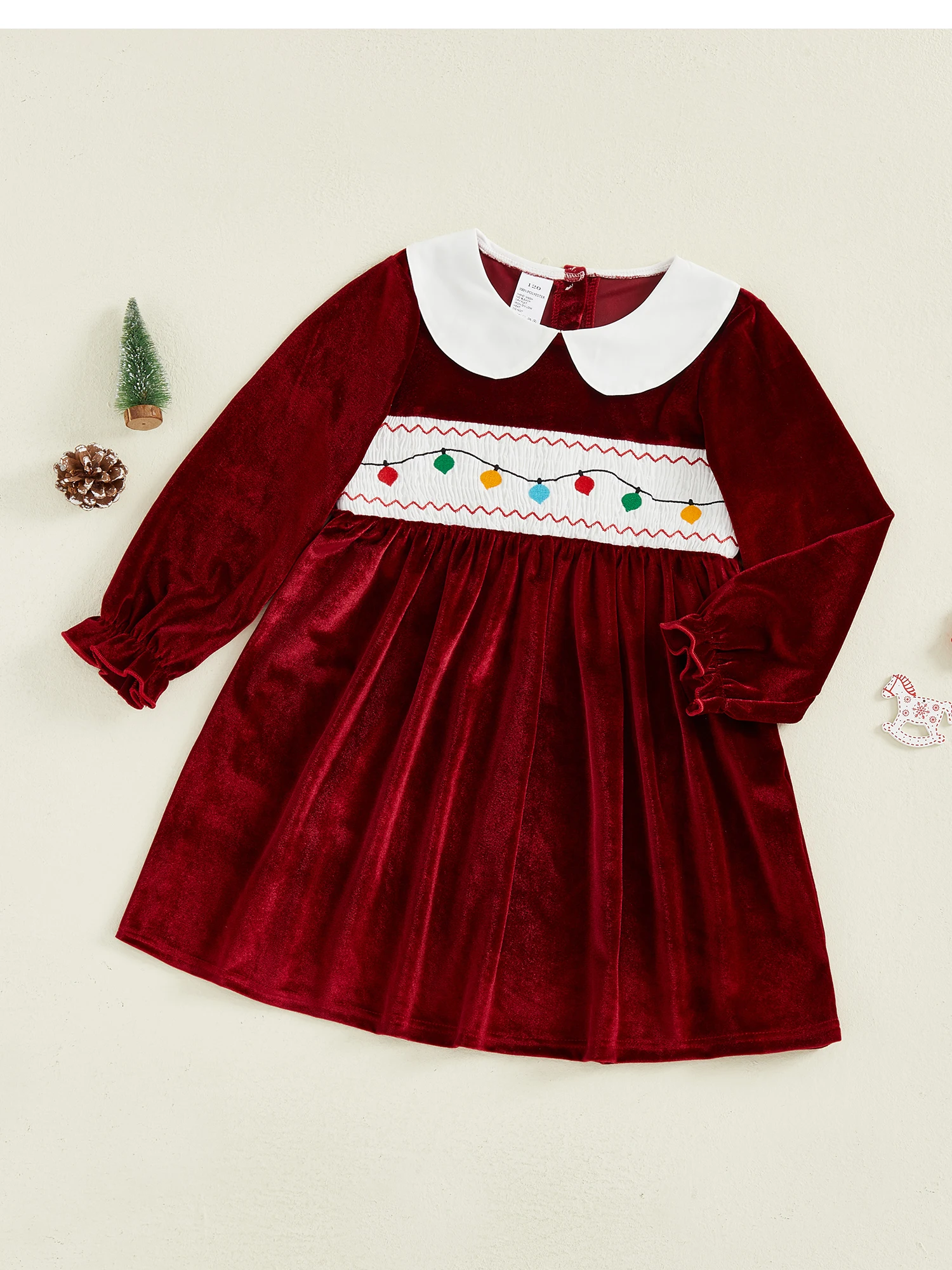 Niña con vestido navideño de manga larga y cuello de muñeca