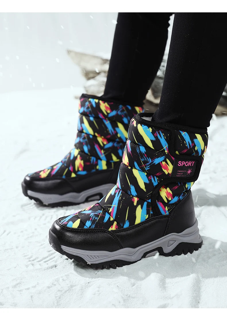 Vista lateral de botas de invierno infantiles con suela antideslizante