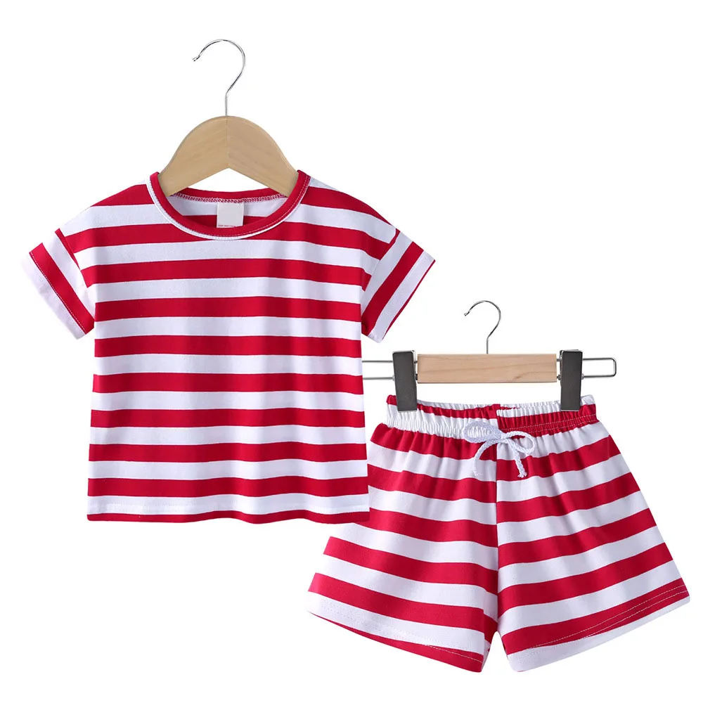 Conjunto veraniego para bebé: tops de algodón a rayas y pantalones cortos