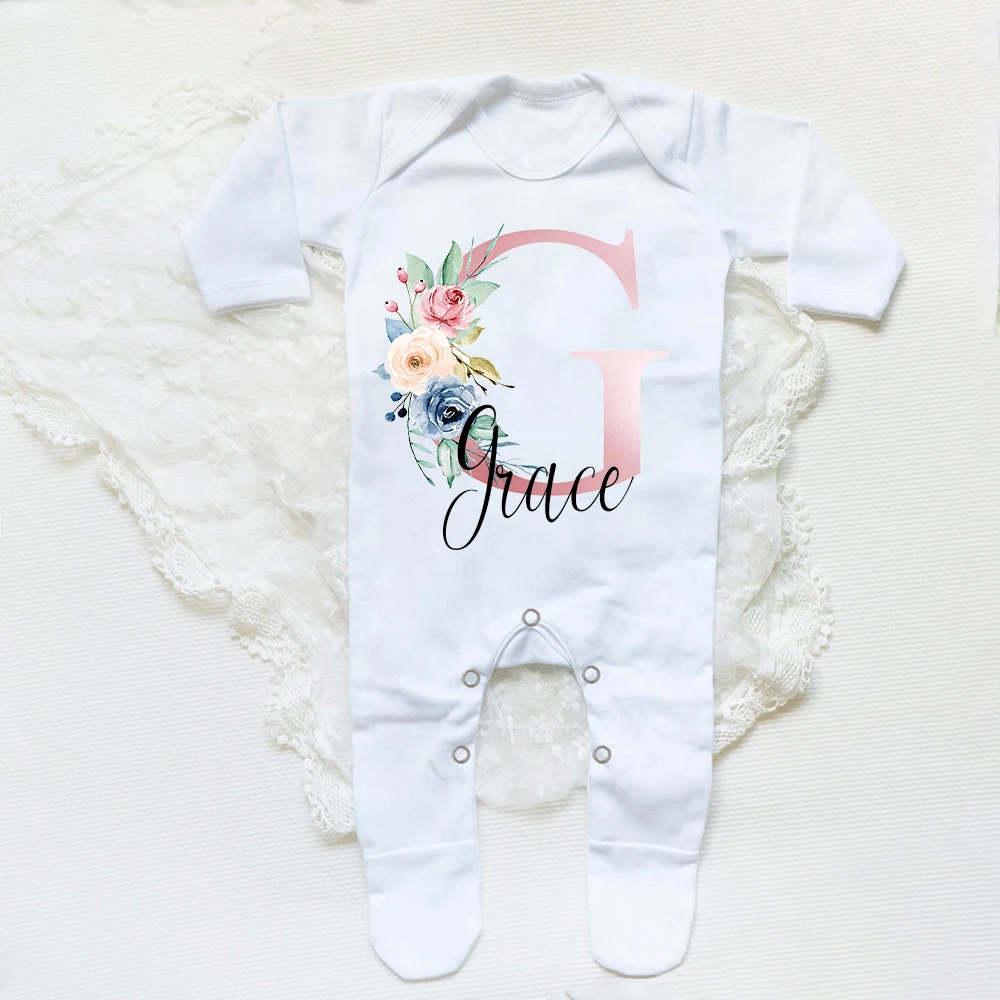 Inicial de flores en el pelele infantil
