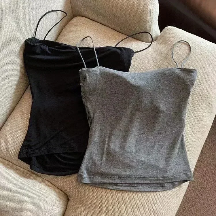 Detalle del top plisado con tirantes finos