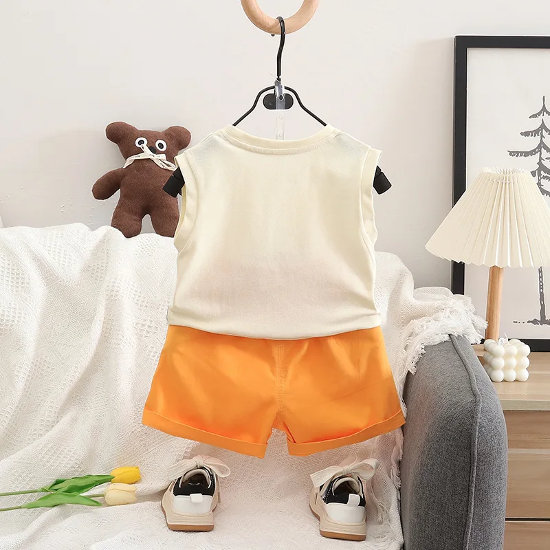 Niño pequeño con conjunto deportivo verde