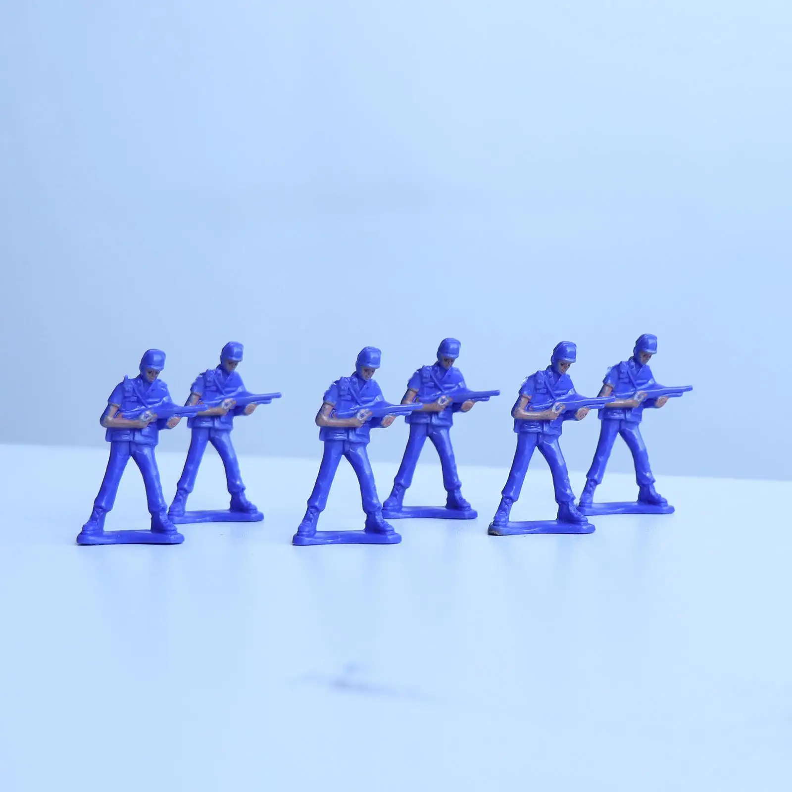 Detalle de las figuras policiales azules