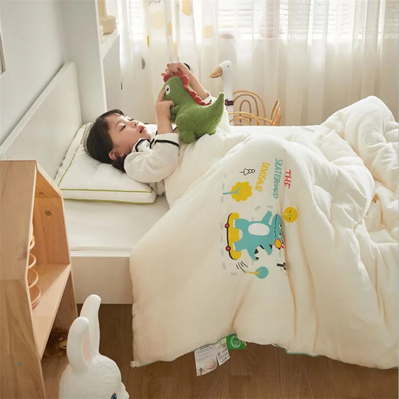 Edredón infantil suave sobre cama