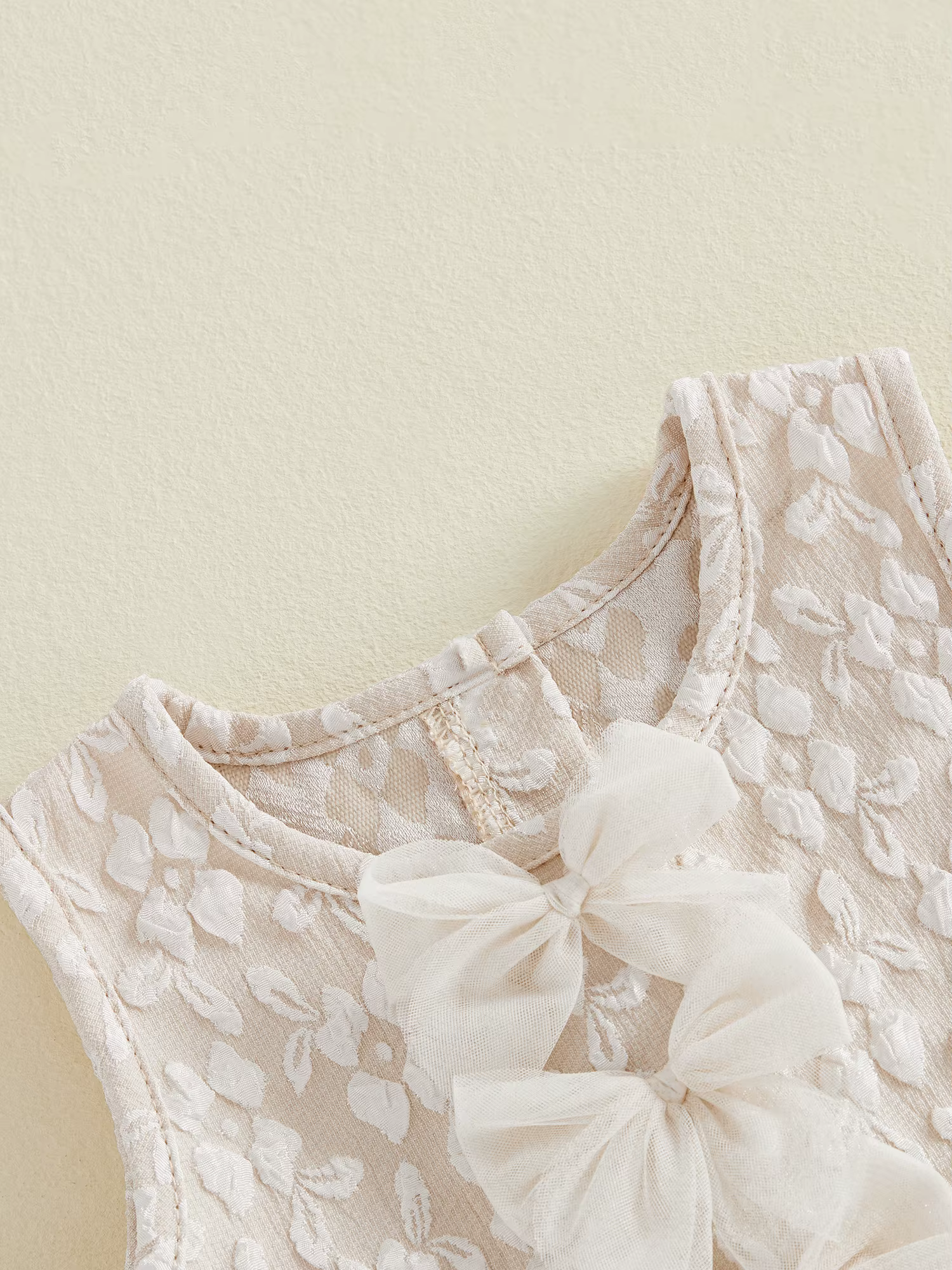 Detalle del patrón floral texturizado en beige