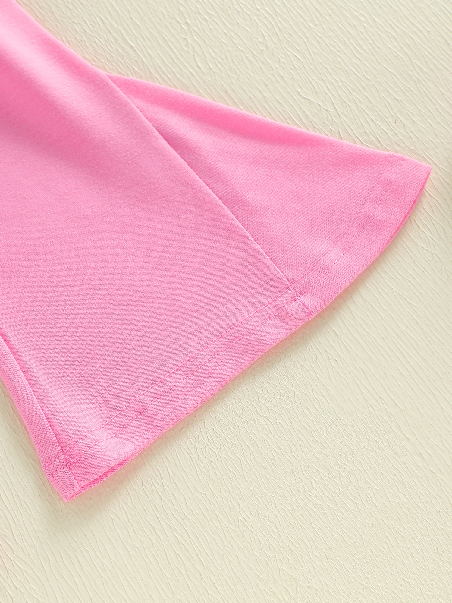 Pantalones acampanados extendidos para ver el corte